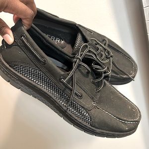 Size 10.5 men’s Sperry shoe. Never worn. Good condition